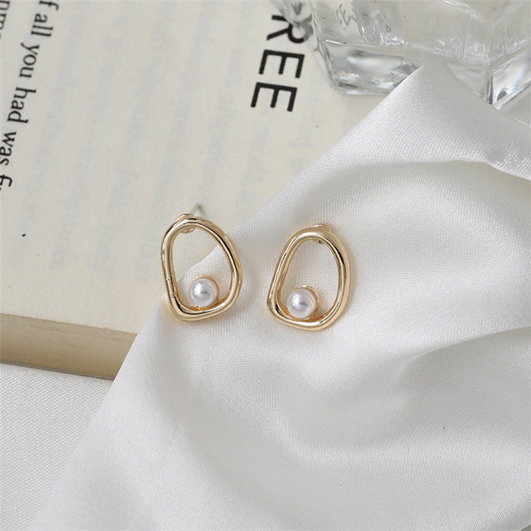 French-style Vintage Hollow Metal Pearl Earrings For Women